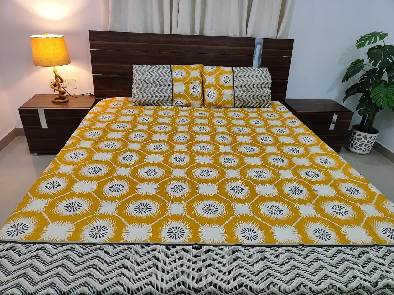 ست ملحفه سه تکه سایز کینگ HOMELYX شامل 1 ملحفه تخت 240x246 سانتی متر و 2 روبالشی 50x75 سانتی متر، ملحفه دو نفره پنبه ای با طرح ها و رنگ های زیبا (خردلی طلایی)