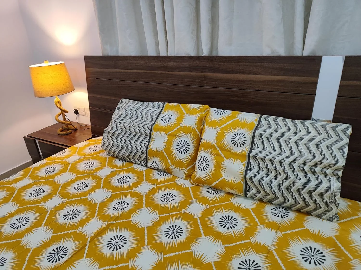 ست ملحفه سه تکه سایز کینگ HOMELYX شامل 1 ملحفه تخت 240x246 سانتی متر و 2 روبالشی 50x75 سانتی متر، ملحفه دو نفره پنبه ای با طرح ها و رنگ های زیبا (خردلی طلایی)