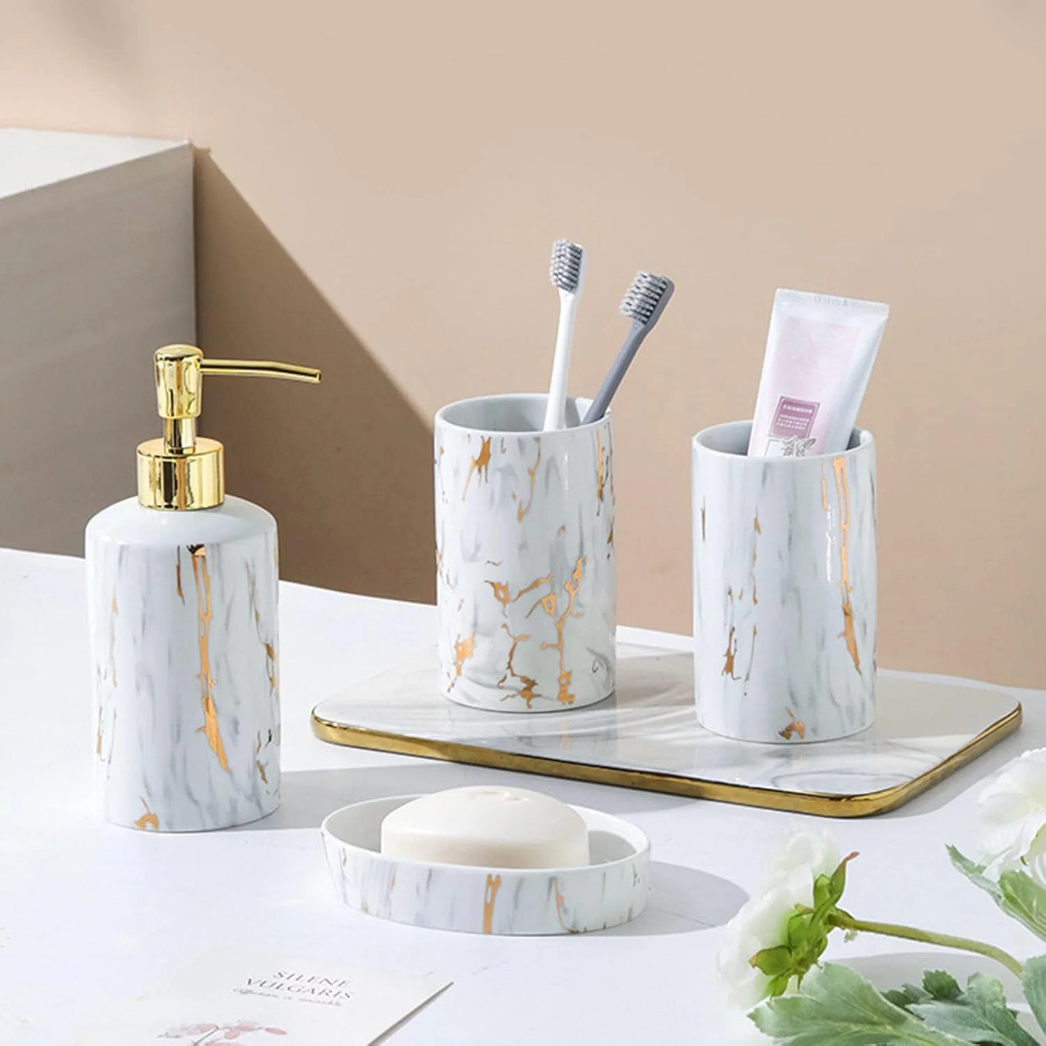 ست لوازم جانبی سرامیکی حمام، ست 4 تکه لوازم جانبی حمام طرح سنگ مرمر، ست لوازم جانبی حمام با جای مایع صابون، 2 لیوان، جای صابون