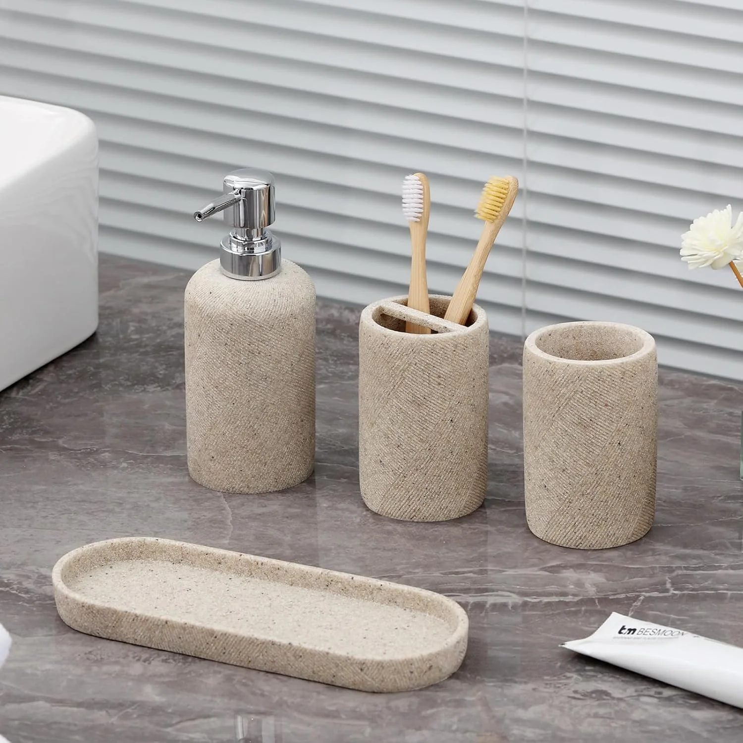 ست لوازم جانبی حمام، سازمان دهنده رومیزی حمام، جای مایع دستشویی و جا مسواکی، لیوان دهانشویه، ست سینی، سینی روشویی برای حمام، 4 تکه دکور مدرن (بژ) ست لوازم جانبی حمام، سازمان دهنده رومیزی حمام، جای مایع دستشویی و جا مسواکی، لیوان دهانشویه، ست سینی، سینی روشویی برای حمام، 4 تکه دکور مدرن (بژ)