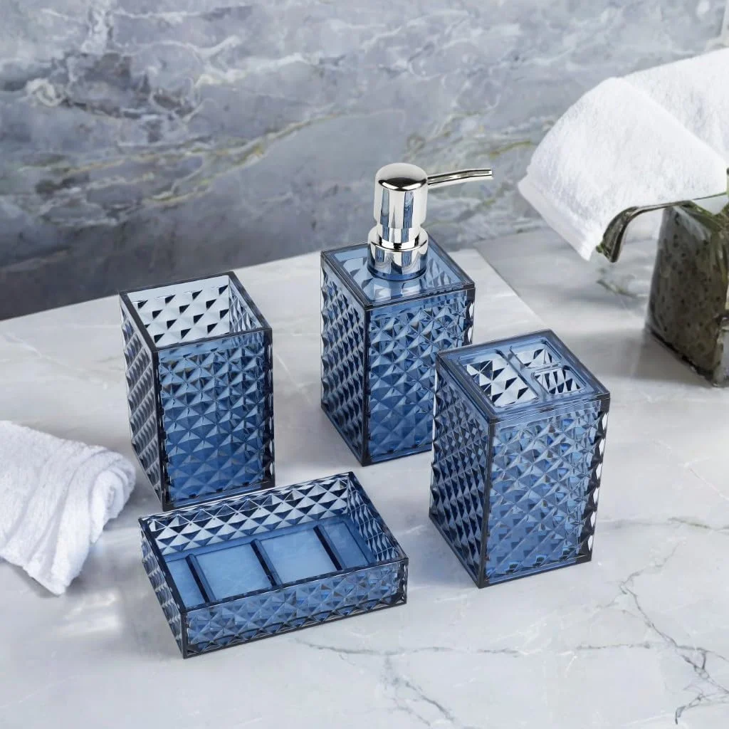 ست لوازم جانبی حمام آبی، 4 تکه، شامل جای مسواک، جای مایع دستشویی، ظرف صابون و لیوان، با طرح الماسی آبی، مناسب برای دکوراسیون روشویی حمام، ساخته شده از پلاستیک ست لوازم جانبی حمام آبی، 4 تکه، شامل جای مسواک، جای مایع دستشویی، ظرف صابون و لیوان، با طرح الماسی آبی، مناسب برای دکوراسیون روشویی حمام، ساخته شده از پلاستیک