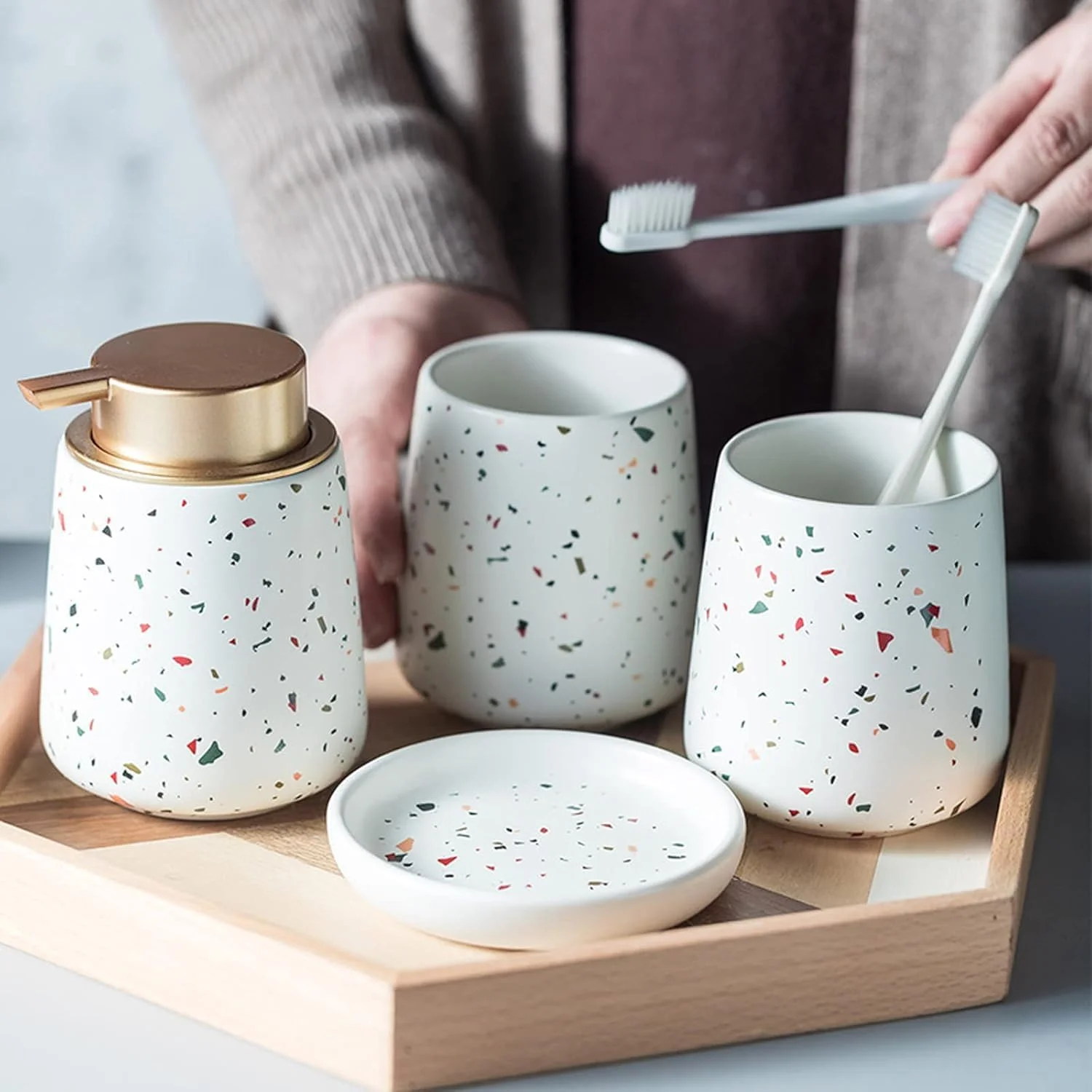 ست سرامیکی لوازم بهداشتی حمام، شامل جای مایع دستشویی، لیوان مسواک، جای صابون، با بافتی ظریف و منحصر به فرد