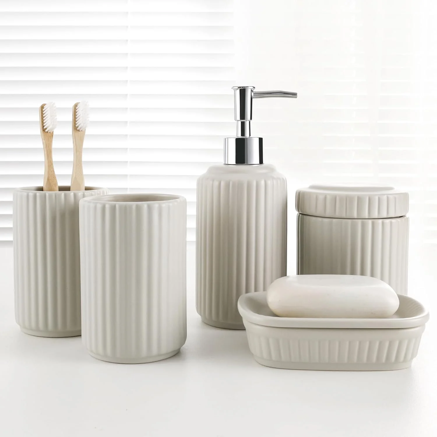 ست سرامیکی لوازم حمام نواجوی - ۵ تکه، شامل جا مایع دستشویی، جا صابونی، جا مسواکی، ظرف پنبه، ست تزئینی حمام (زردآلویی طوسی)
