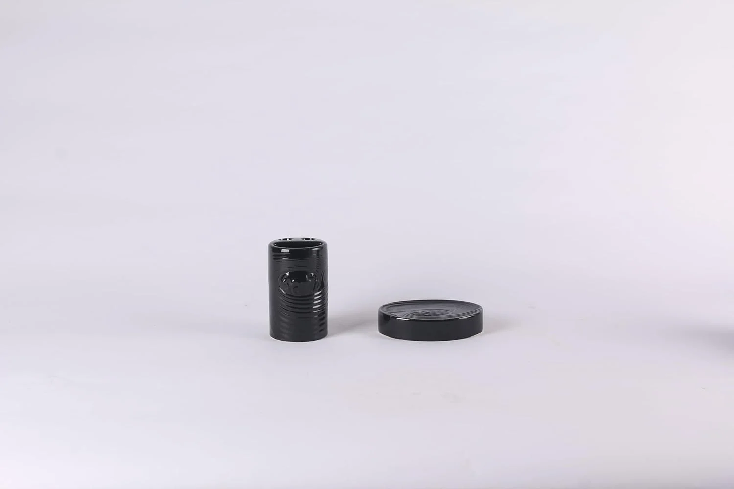 ست لوازم جانبی حمام ارکیده، 4 تکه با طرح نوشته، شامل جا مایع دستشویی و جا مسواکی، لوازم جانبی سرویس بهداشتی، پیشخوان تزئینی، ست حمام سرامیکی (مشکی)