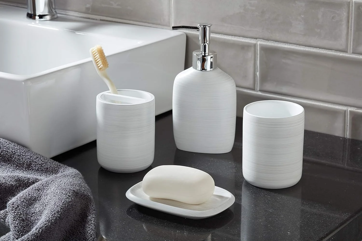 ست لوازم جانبی حمام ۴ تکه Roselli Trading Company - مه صبحگاهی - جا مسواکی، لیوان، جای صابون و پمپ لوسیون ست لوازم جانبی حمام ۴ تکه Roselli Trading Company - مه صبحگاهی - جا مسواکی، لیوان، جای صابون و پمپ لوسیون