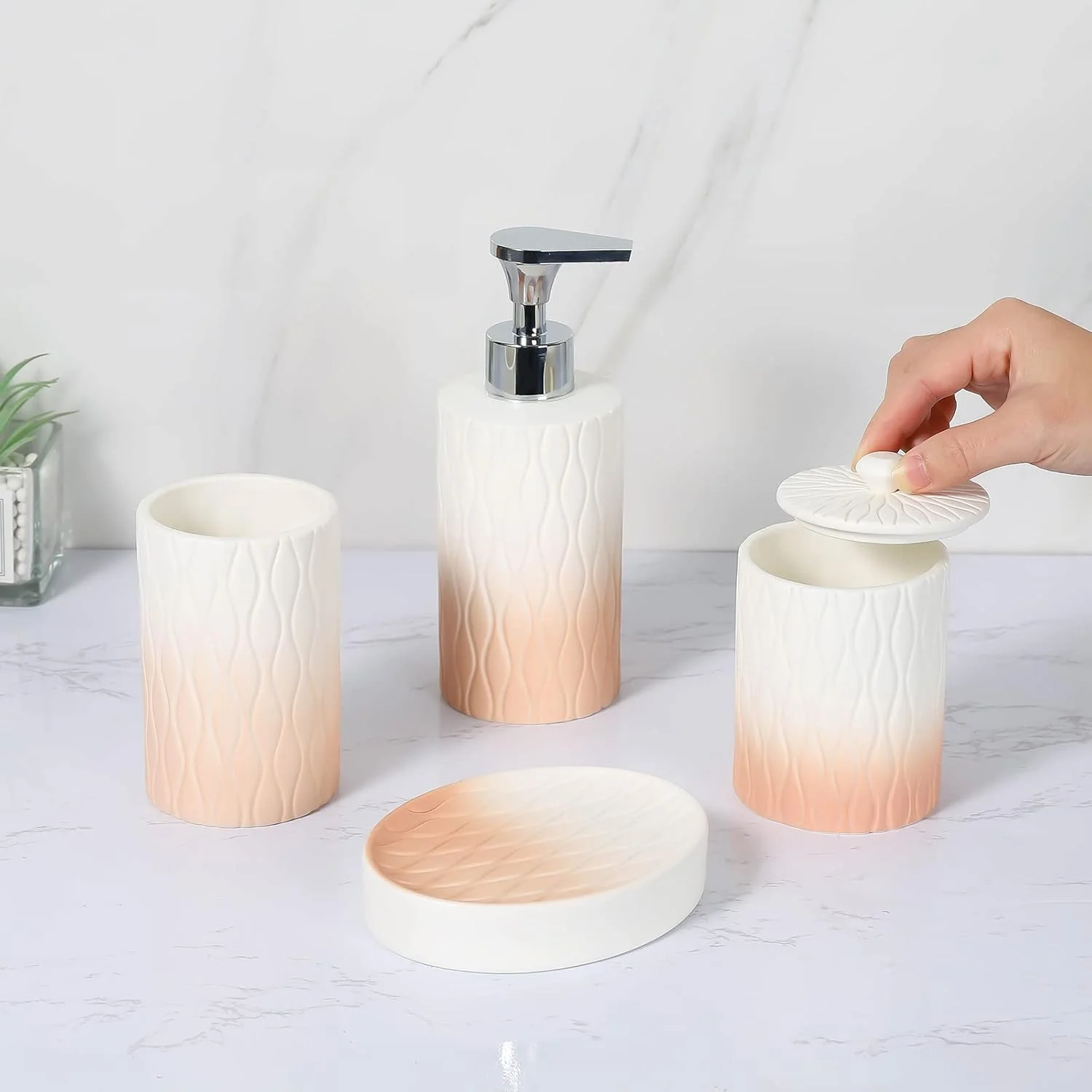 ست لوازم جانبی حمام، ست سرامیکی حمام با خطوط حکاکی شده دستی. دکور حمام بوهو 4 تکه. لوازم ضروری آپارتمان جدید. جا مسواکی و جای مایع دستشویی مدرن. نارنجی ممتاز