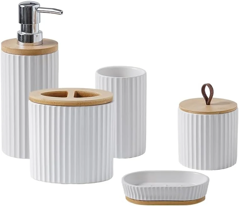 ست لوازم جانبی حمام سرامیکی 5 تکه سفید، شامل جای مسواک، لیوان، جا پنبه، جا صابون و مایع دستشویی