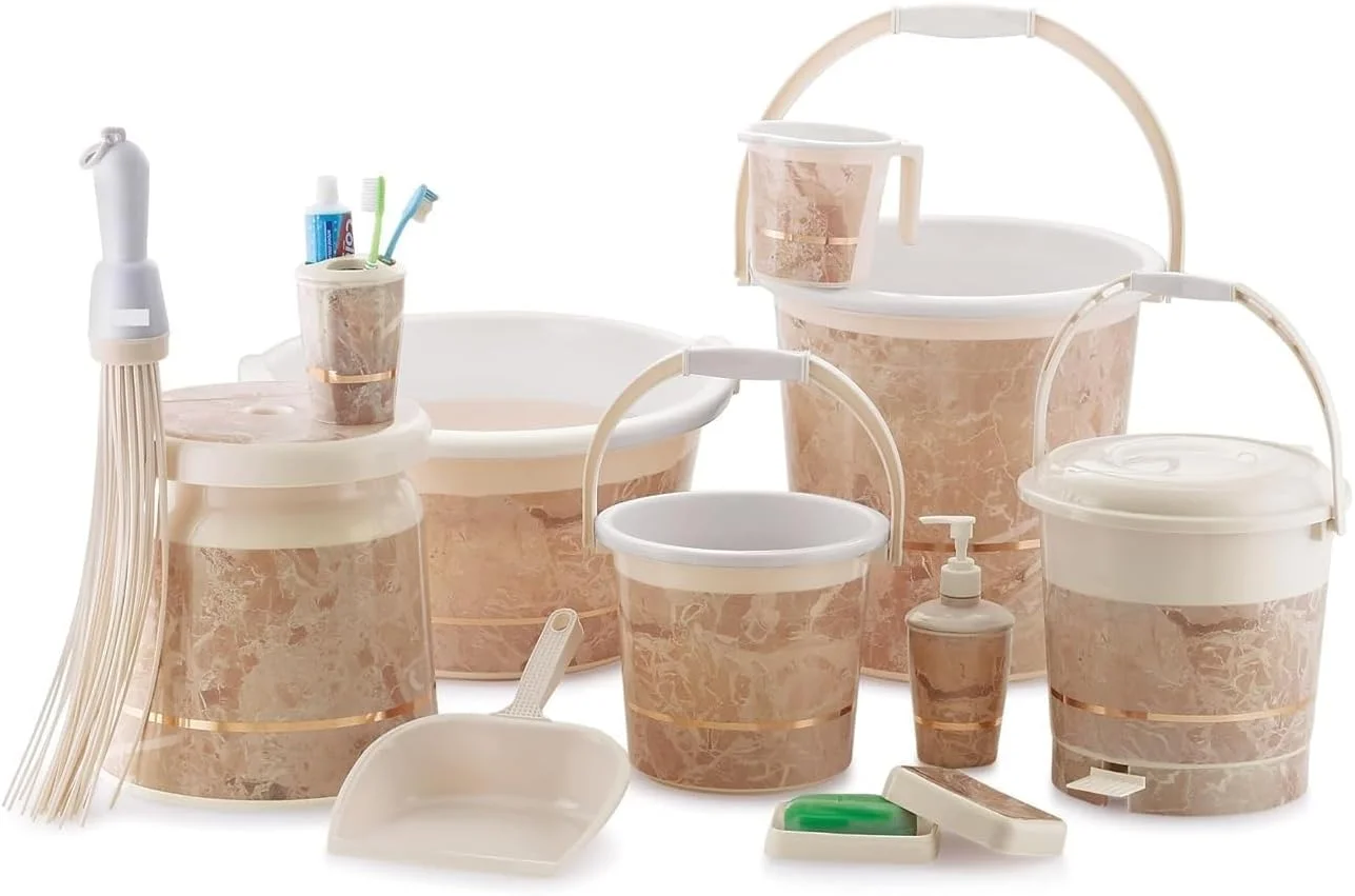 ست لوازم حمام تِدِمِل، شامل ۱۱ محصول. سطل ۲۰ لیتری، لیوان ۱ لیتری، لگن ۱۸ لیتری، سطل زباله، خاک انداز و موارد دیگر. ساخته شده از پلاستیک (بژ/سفید)