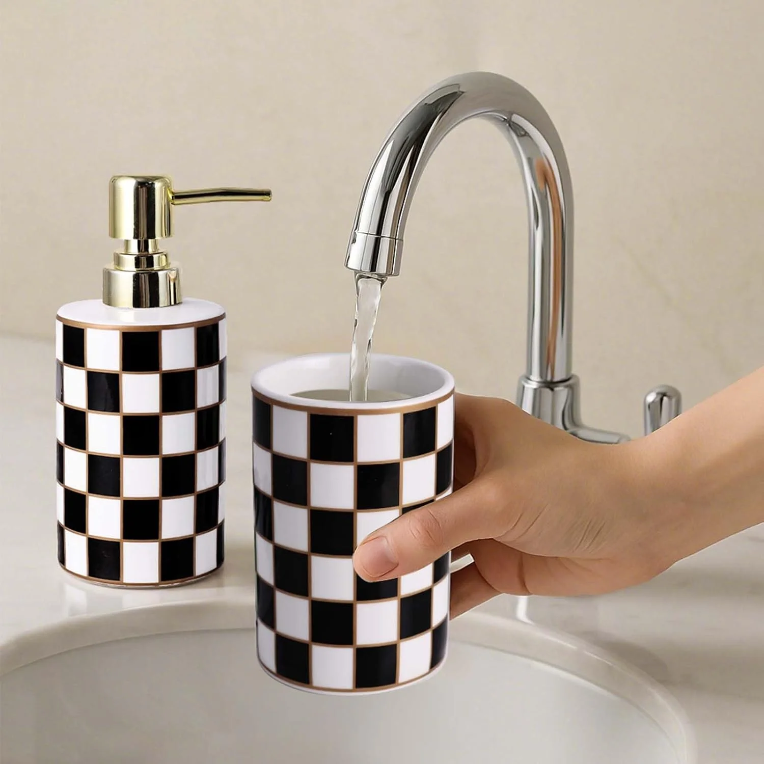 ست جا مسواکی حمام، جا مایع دستشویی سرامیکی شطرنجی و جا مسواکی، ست لوازم جانبی مدرن حمام، ست دکوراسیون حمام شطرنجی سیاه و سفید (مشکی) ست جا مسواکی حمام، جا مایع دستشویی سرامیکی شطرنجی و جا مسواکی، ست لوازم جانبی مدرن حمام، ست دکوراسیون حمام شطرنجی سیاه و سفید (مشکی)