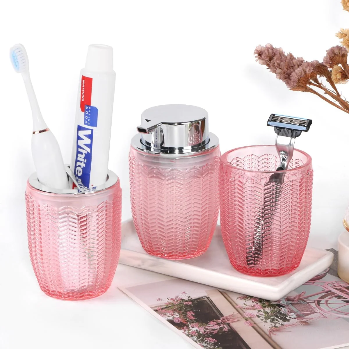 ست لوازم جانبی حمام Tonxus، شامل جا مسواکی شیشه ای صورتی و جا مایع فوم، جا مایع دستشویی فوم، لیوان، جا خمیر دندان و مسواک برای دکوراسیون روی میز ست لوازم جانبی حمام Tonxus، شامل جا مسواکی شیشه ای صورتی و جا مایع فوم، جا مایع دستشویی فوم، لیوان، جا خمیر دندان و مسواک برای دکوراسیون روی میز