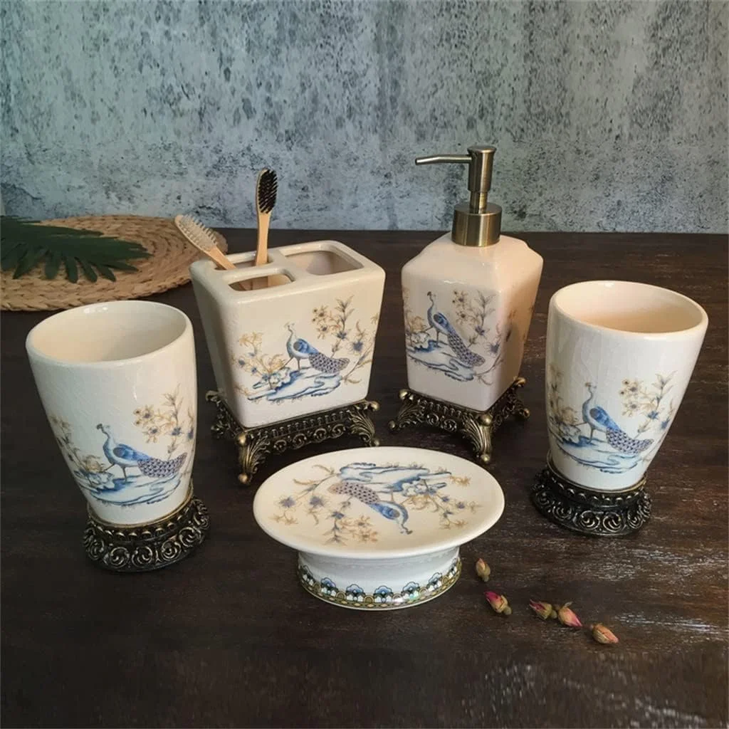 ست پنج تکه سرامیکی لوازم بهداشتی زوجین، شامل لیوان مسواک، مناسب سرویس بهداشتی به سبک اروپایی ست پنج تکه سرامیکی لوازم بهداشتی زوجین، شامل لیوان مسواک، مناسب سرویس بهداشتی به سبک اروپایی
