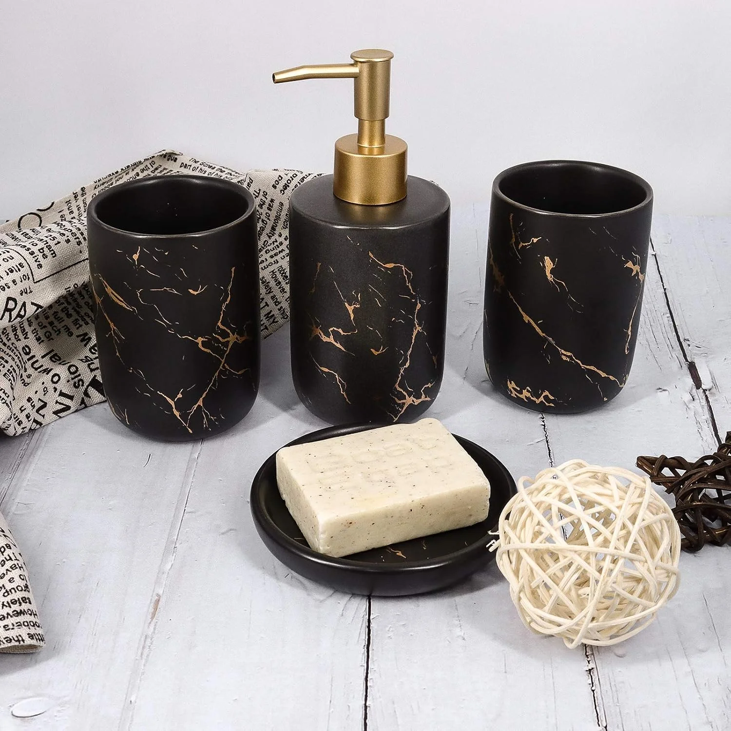 ست لوازم دکوری حمام Topsky، ست لوازم جانبی روی میز، ست لوازم جانبی حمام سرامیکی با طرح سنگ مرمر مشکی، ست ظروف حمام شامل جا صابونی، جا مایع صابون، لیوان حمام، جا مسواکی ست لوازم دکوری حمام Topsky، ست لوازم جانبی روی میز، ست لوازم جانبی حمام سرامیکی با طرح سنگ مرمر مشکی، ست ظروف حمام شامل جا صابونی، جا مایع صابون، لیوان حمام، جا مسواکی