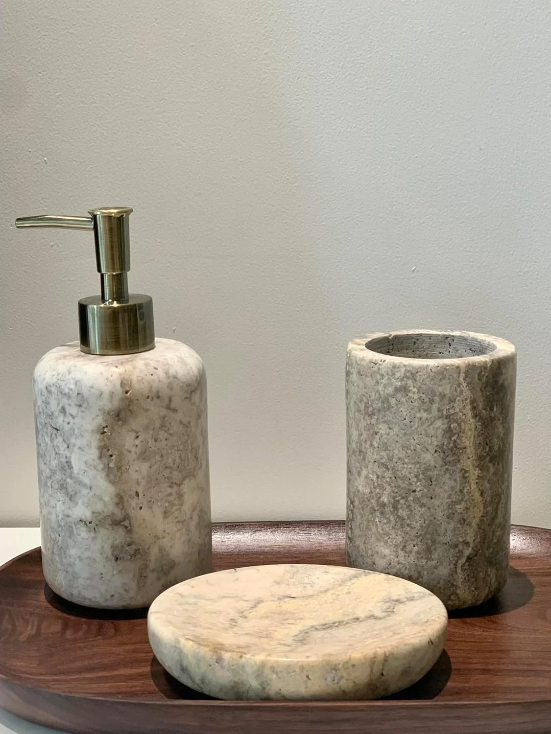 ست لوازم جانبی حمام 3 تکه سنگ مرمر تراورتن طبیعی لوکس رنگ خاکستری، شامل جای مایع دستشویی، جا مسواکی و جا صابونی ست لوازم جانبی حمام 3 تکه سنگ مرمر تراورتن طبیعی لوکس رنگ خاکستری، شامل جای مایع دستشویی، جا مسواکی و جا صابونی