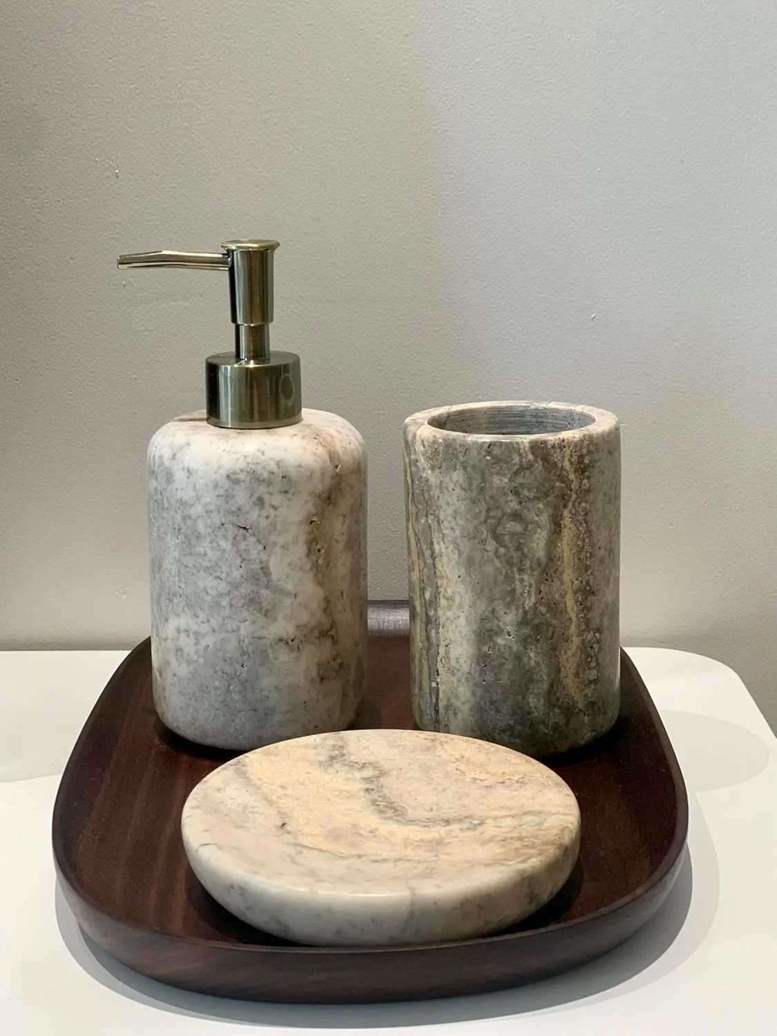 ست لوازم جانبی حمام 3 تکه سنگ مرمر تراورتن طبیعی لوکس رنگ خاکستری، ست لوازم جانبی حمام مدرن با پخش کننده صابون، جا مسواکی، جای صابون ست لوازم جانبی حمام 3 تکه سنگ مرمر تراورتن طبیعی لوکس رنگ خاکستری، ست لوازم جانبی حمام مدرن با پخش کننده صابون، جا مسواکی، جای صابون