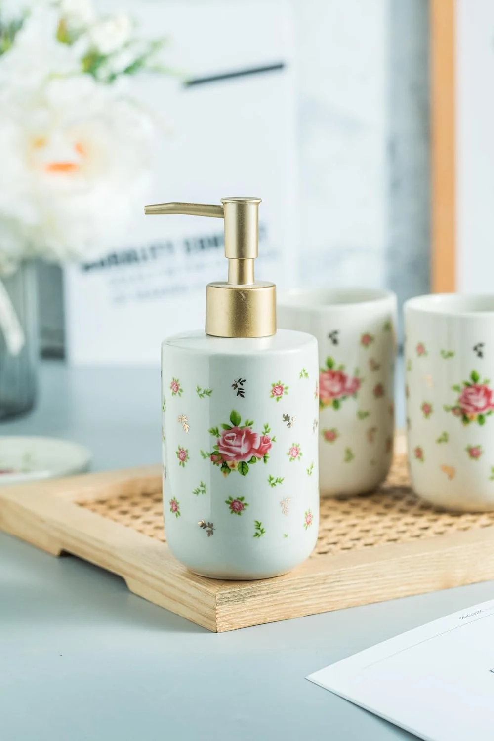 ست لوازم جانبی سرامیکی ۴ تکه UMAI برای حمام - جا مسواکی، لیوان آب، مایع ریز صابون، جای صابون (سفید) ست لوازم جانبی سرامیکی ۴ تکه UMAI برای حمام - جا مسواکی، لیوان آب، مایع ریز صابون، جای صابون (سفید)