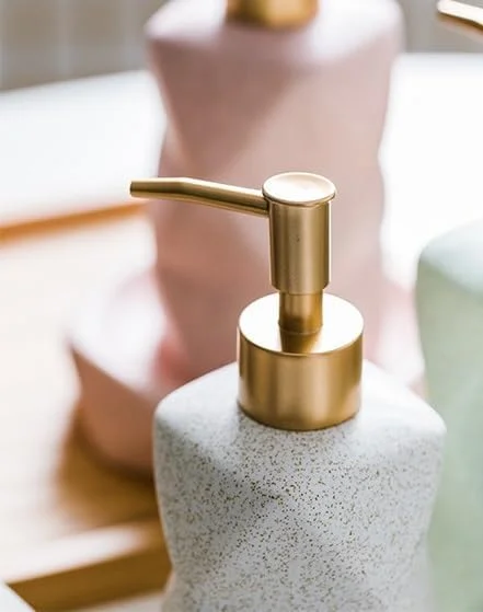 ست لوازم جانبی سرامیکی ۴ تکه حمام UMAI - جا مسواکی، لیوان آب (۳۸۰ میلی لیتر)، مایع ریز صابون (۳۸۰ میلی لیتر)، جای صابون برای حمام (آبی)