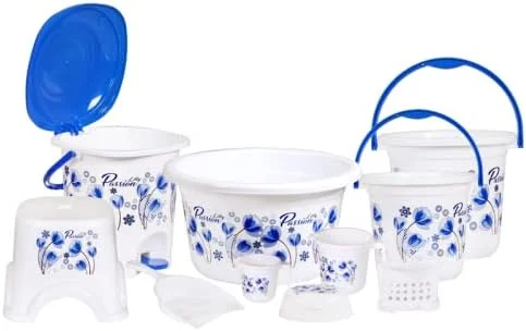 ست ۱۰ تکه لوازم حمام VeleSolv شامل سطل ۱۶ لیتری پلاستیکی سنگین، سطل ۵ لیتری، چهارپایه، لگن عمیق ۱۸ لیتری، سطل زباله، لیوان ۱.۵ لیتری، لیوان ۱ لیتری، جا صابونی، خاک انداز، جا مسواکی (سفید-آبی)