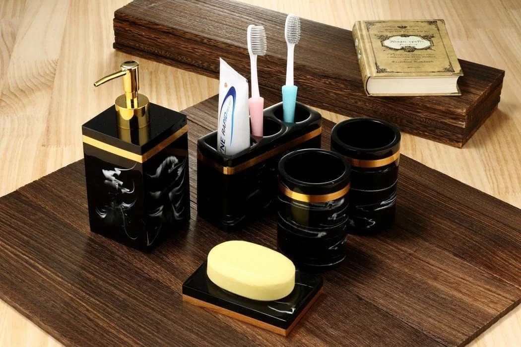 ست لوازم جانبی حمام 5 تکه USYUEGLV، جا مایع دستشویی طرح سنگ مرمر، جا مسواک و خمیر دندان، جا صابونی و لیوان (سفید) ست لوازم جانبی حمام 5 تکه USYUEGLV، جا مایع دستشویی طرح سنگ مرمر، جا مسواک و خمیر دندان، جا صابونی و لیوان (سفید)