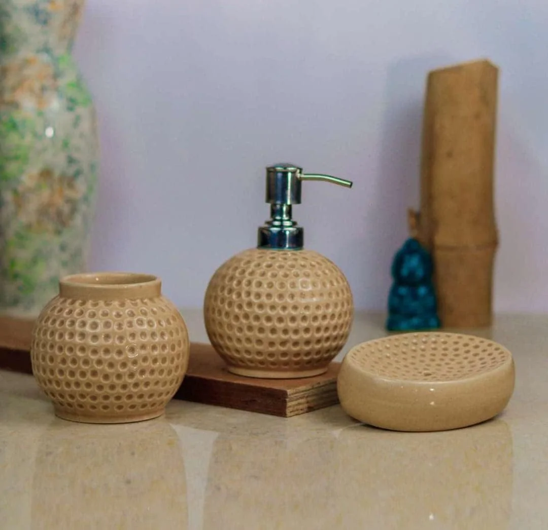 ست لوازم جانبی سرامیکی حمام Vreni برای کاربرد و دکور حمام | جای مایع صابون، جای صابون، جای مسواک دست ساز/نقاشی شده - CRO 90 ست لوازم جانبی سرامیکی حمام Vreni برای کاربرد و دکور حمام | جای مایع صابون، جای صابون، جای مسواک دست ساز/نقاشی شده - CRO 90