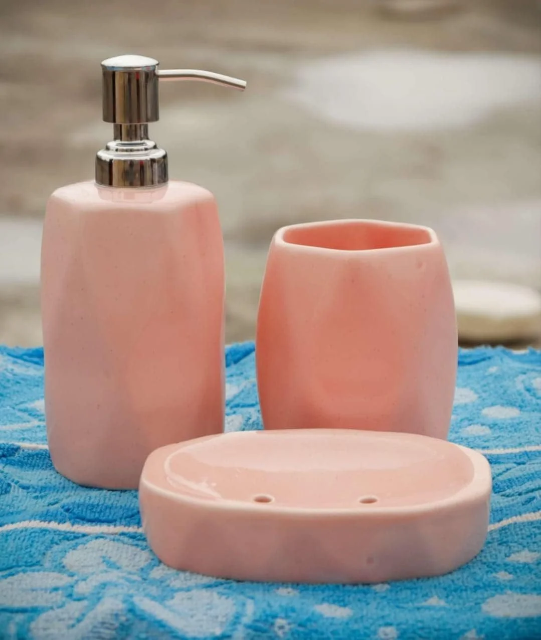 ست لوازم جانبی سرامیکی حمام Vreni برای کاربرد و دکور حمام | جا مایع دستشویی، جا صابونی، جا مسواکی دست ساز/رنگ شده صورتی ست لوازم جانبی سرامیکی حمام Vreni برای کاربرد و دکور حمام | جا مایع دستشویی، جا صابونی، جا مسواکی دست ساز/رنگ شده صورتی
