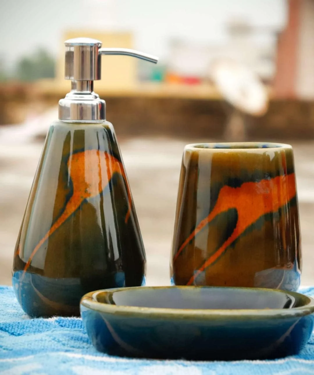 ست لوازم جانبی سرامیکی حمام Vreni برای کاربرد و دکور حمام | جا مایع صابون، جا صابونی، جا مسواکی سبز براق ست لوازم جانبی سرامیکی حمام Vreni برای کاربرد و دکور حمام | جا مایع صابون، جا صابونی، جا مسواکی سبز براق