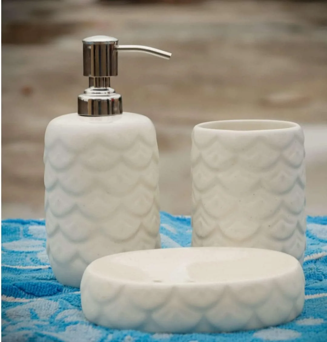ست لوازم جانبی سرامیکی حمام Vreni برای کاربرد و دکور حمام | جا مایع دستشویی، جا صابونی، جا مسواکی با طراحی سه بعدی (سفید) ست لوازم جانبی سرامیکی حمام Vreni برای کاربرد و دکور حمام | جا مایع دستشویی، جا صابونی، جا مسواکی با طراحی سه بعدی (سفید)