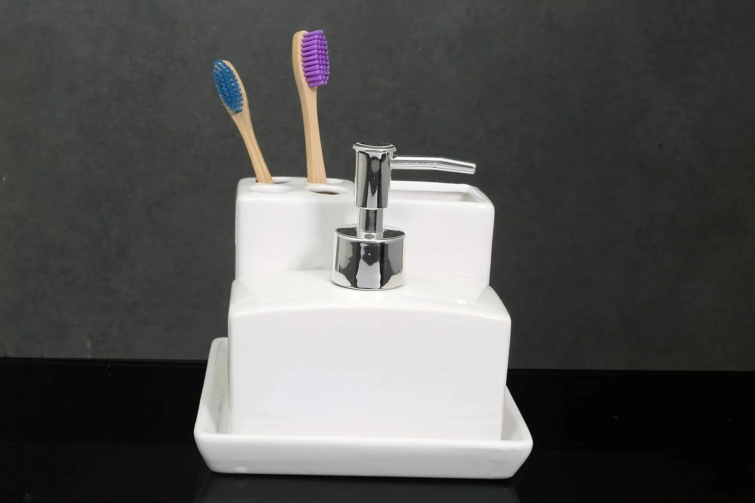 ست ۴ تکه سرامیکی بادوام لوازم حمام شامل جا مایع دستشویی، جا مسواکی، جا صابونی و لیوان (سفید) ست ۴ تکه سرامیکی بادوام لوازم حمام شامل جا مایع دستشویی، جا مسواکی، جا صابونی و لیوان (سفید)