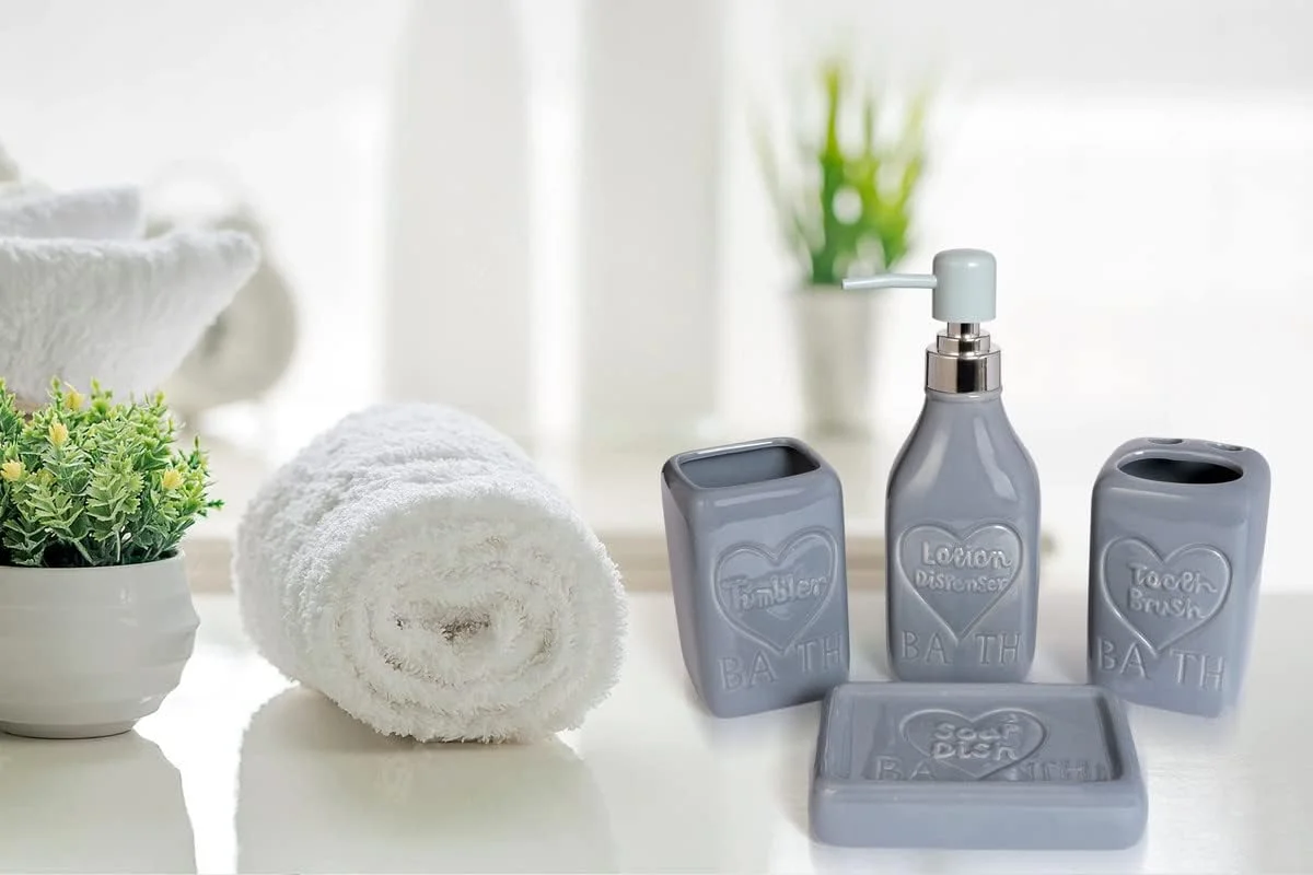 ست ۴ تکه سرامیکی طرح قلب، شامل جای مایع دستشویی، جا مسواکی، جای صابون و لیوان (خاکستری)