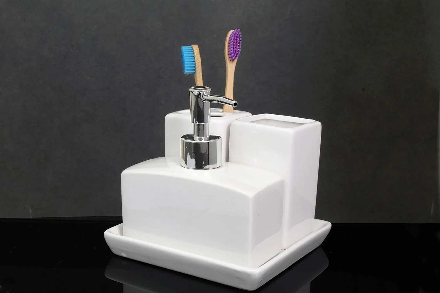 ست ۴ تکه سرامیکی بادوام لوازم حمام شامل جای مایع دستشویی، جا مسواکی، جای صابون و لیوان (سفید) ست ۴ تکه سرامیکی بادوام لوازم حمام شامل جای مایع دستشویی، جا مسواکی، جای صابون و لیوان (سفید)