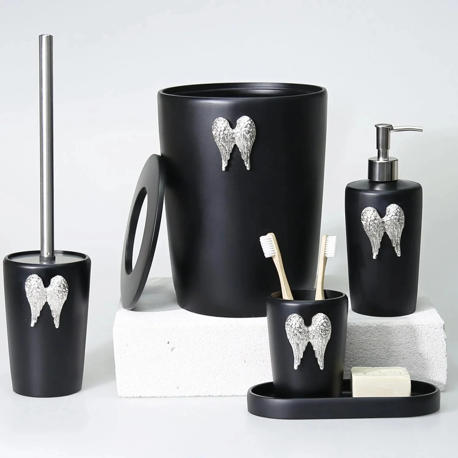 ست لوازم حمام 5 تکه مدل Wings در رنگ های مشکی و نقره ای ست لوازم حمام 5 تکه مدل Wings در رنگ های مشکی و نقره ای