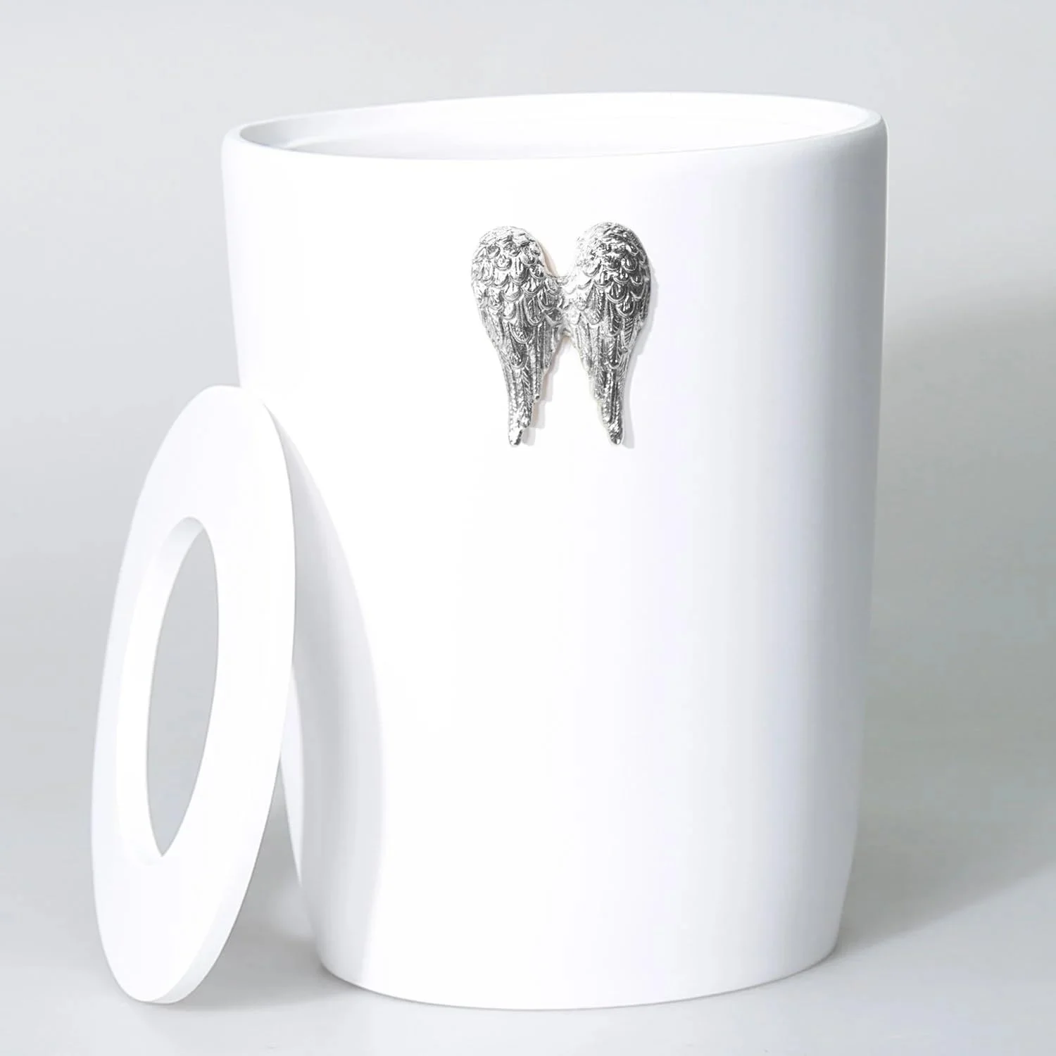 ست لوازم حمام 5 تکه طرح بال، رنگ سفید و نقره ای ست لوازم حمام 5 تکه طرح بال، رنگ سفید و نقره ای