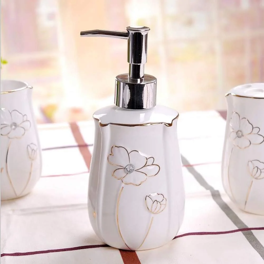 ست لوازم جانبی سرامیکی حمام 5 تکه طرح گلدار با نوار طلایی شامل جا مایع لوسیون، جا مسواکی، 2 عدد لیوان و جا صابونی ست لوازم جانبی سرامیکی حمام 5 تکه طرح گلدار با نوار طلایی شامل جا مایع لوسیون، جا مسواکی، 2 عدد لیوان و جا صابونی