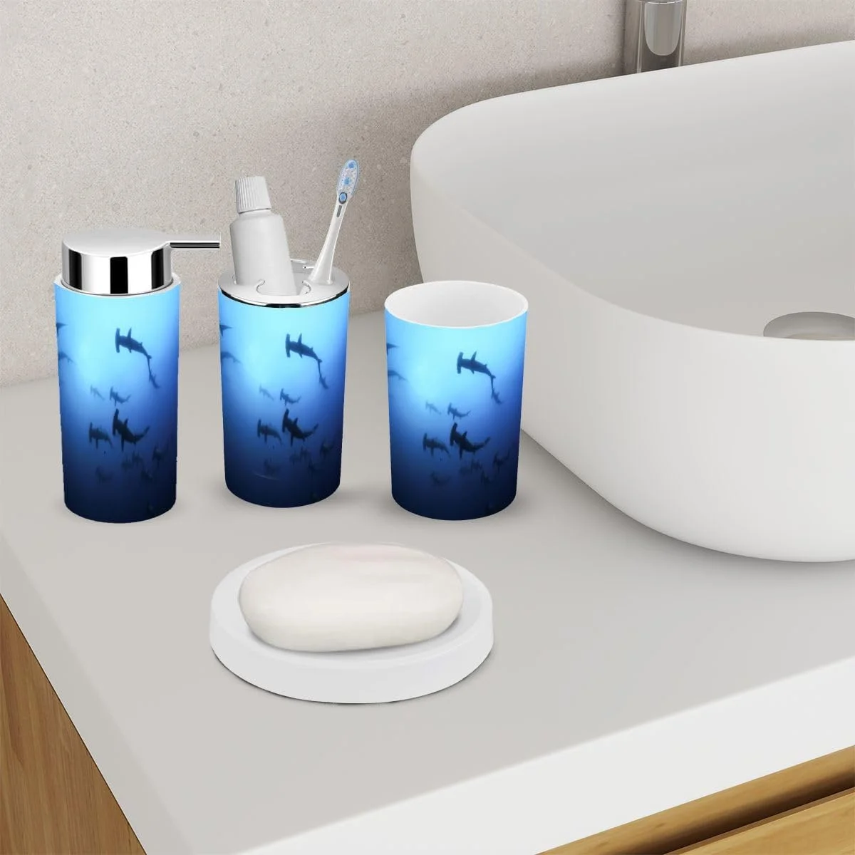 ست لوازم جانبی حمام 6 تکه طرح کوسه سرچکشی، کوسه پرستار، کوسه سفید شامل جا مسواکی، لیوان مسواک، جا مایع صابون، جا صابونی، جا برس توالت، سطل زباله، wunsKDnjyNjid-6j