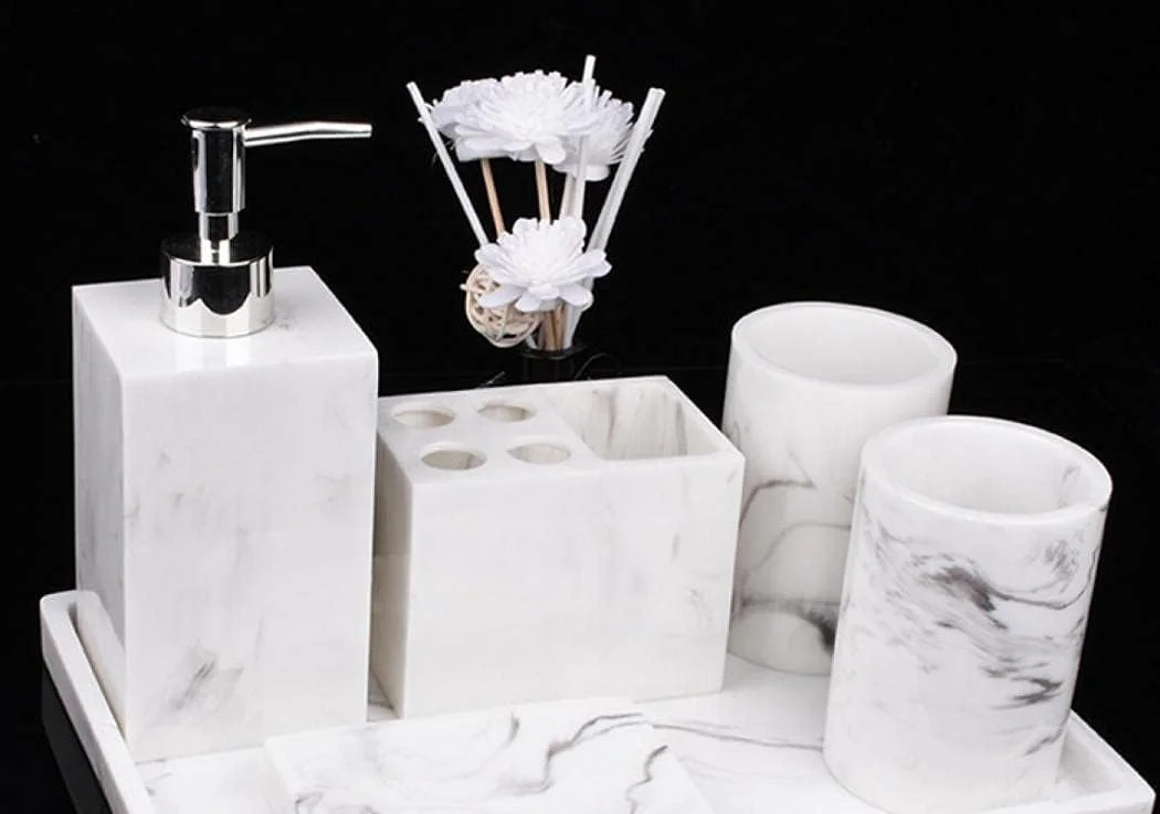 ست لوازم جانبی حمام XUDREZ با طرح مرمر سفید، ست 6 تکه لوازم حمام لوکس شامل جا مایع لوسیون، جا مسواکی، لیوان، جا صابونی و سینی ست لوازم جانبی حمام XUDREZ با طرح مرمر سفید، ست 6 تکه لوازم حمام لوکس شامل جا مایع لوسیون، جا مسواکی، لیوان، جا صابونی و سینی