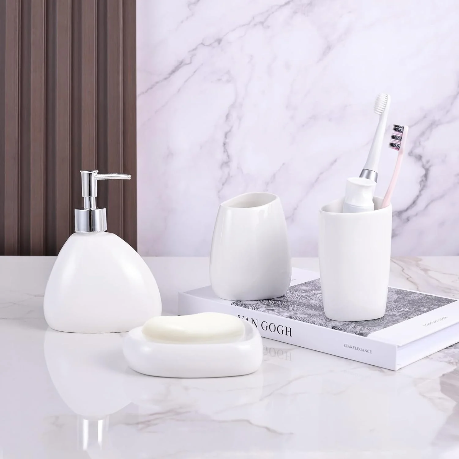 ست لوازم سرامیکی آبکاری شده 4 تکه زیبا برای حمام، شامل جا مایع لوسیون، لیوان دهانشویه، جا صابونی، جا مسواکی، ست دکوری مدرن حمام (سفید) ست لوازم سرامیکی آبکاری شده 4 تکه زیبا برای حمام، شامل جا مایع لوسیون، لیوان دهانشویه، جا صابونی، جا مسواکی، ست دکوری مدرن حمام (سفید)