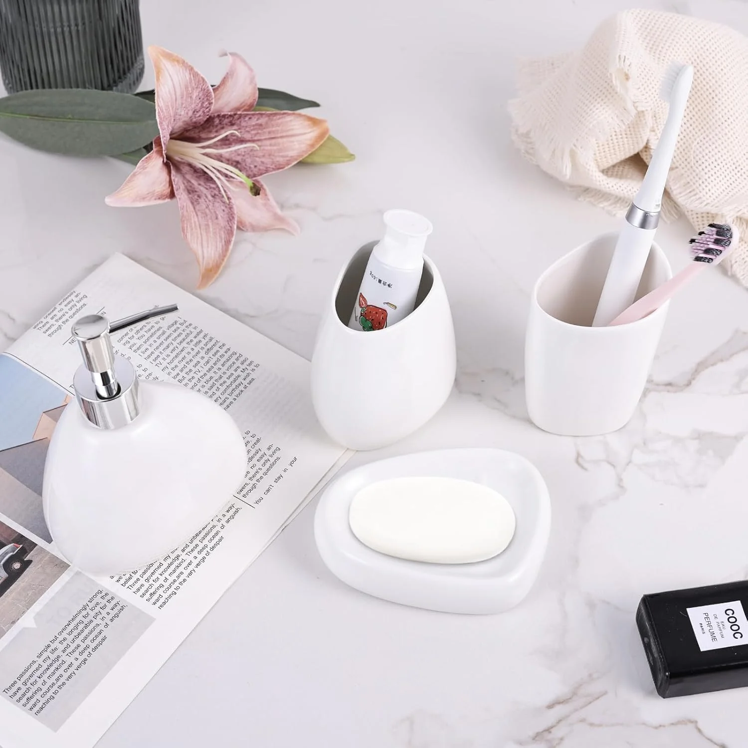 ست لوازم سرامیکی آبکاری شده 4 تکه زیبا برای حمام، شامل جا مایع لوسیون، لیوان دهانشویه، جا صابونی، جا مسواکی، ست دکوری مدرن حمام (سفید) ست لوازم سرامیکی آبکاری شده 4 تکه زیبا برای حمام، شامل جا مایع لوسیون، لیوان دهانشویه، جا صابونی، جا مسواکی، ست دکوری مدرن حمام (سفید)