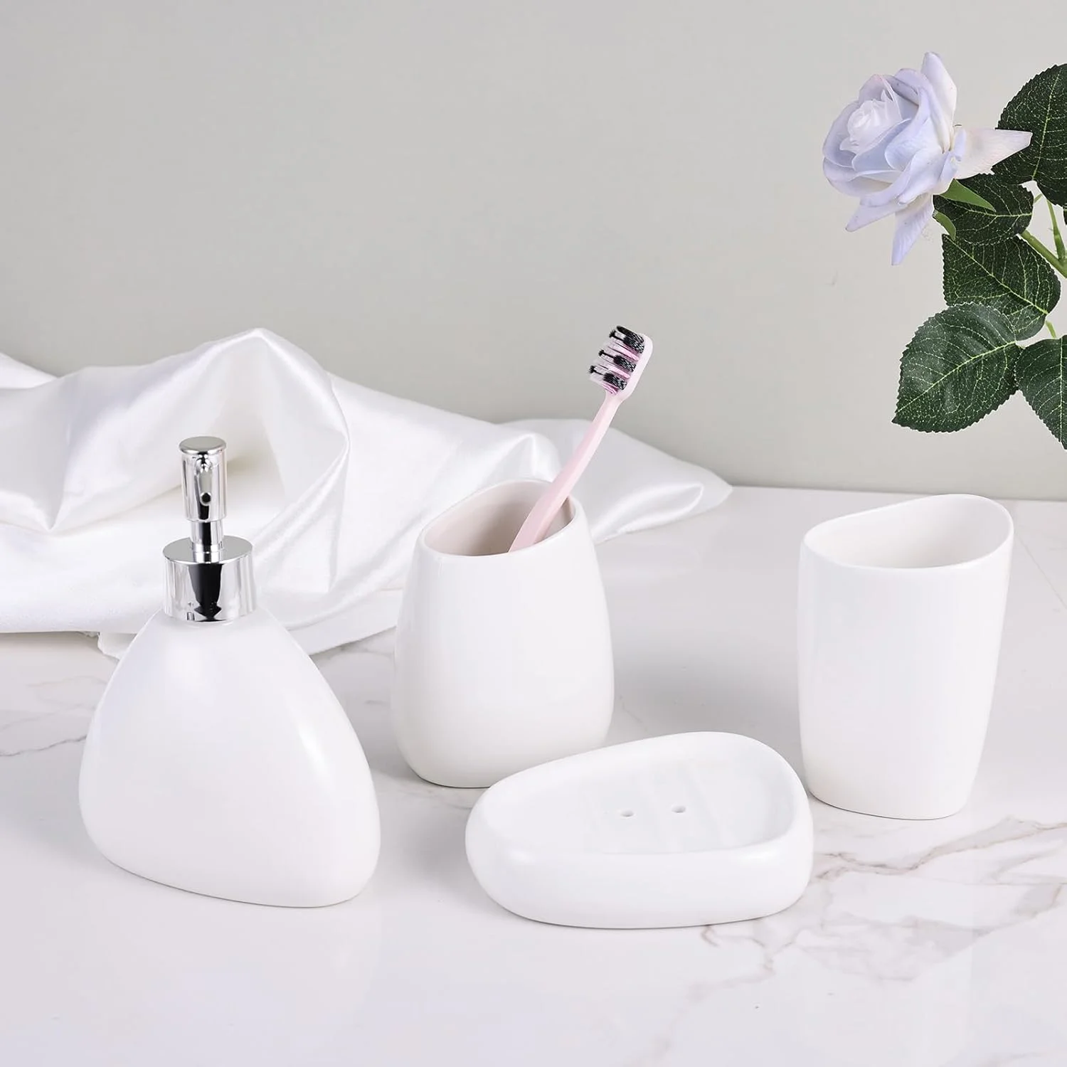 ست لوازم سرامیکی آبکاری شده 4 تکه زیبا برای حمام، شامل جا مایع لوسیون، لیوان دهانشویه، جا صابونی، جا مسواکی، ست دکوری مدرن حمام (سفید) ست لوازم سرامیکی آبکاری شده 4 تکه زیبا برای حمام، شامل جا مایع لوسیون، لیوان دهانشویه، جا صابونی، جا مسواکی، ست دکوری مدرن حمام (سفید)