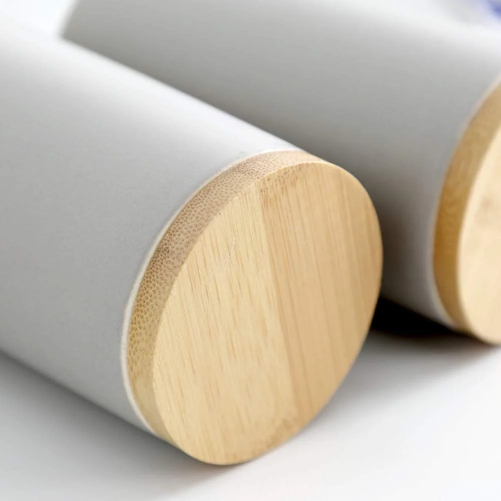 ست ۴ تکه سرامیکی لوازم بهداشتی شامل پمپ مایع دستشویی، جا مسواکی، لیوان و سینی چوبی، مناسب برای سرویس بهداشتی و آشپزخانه - خاکستری