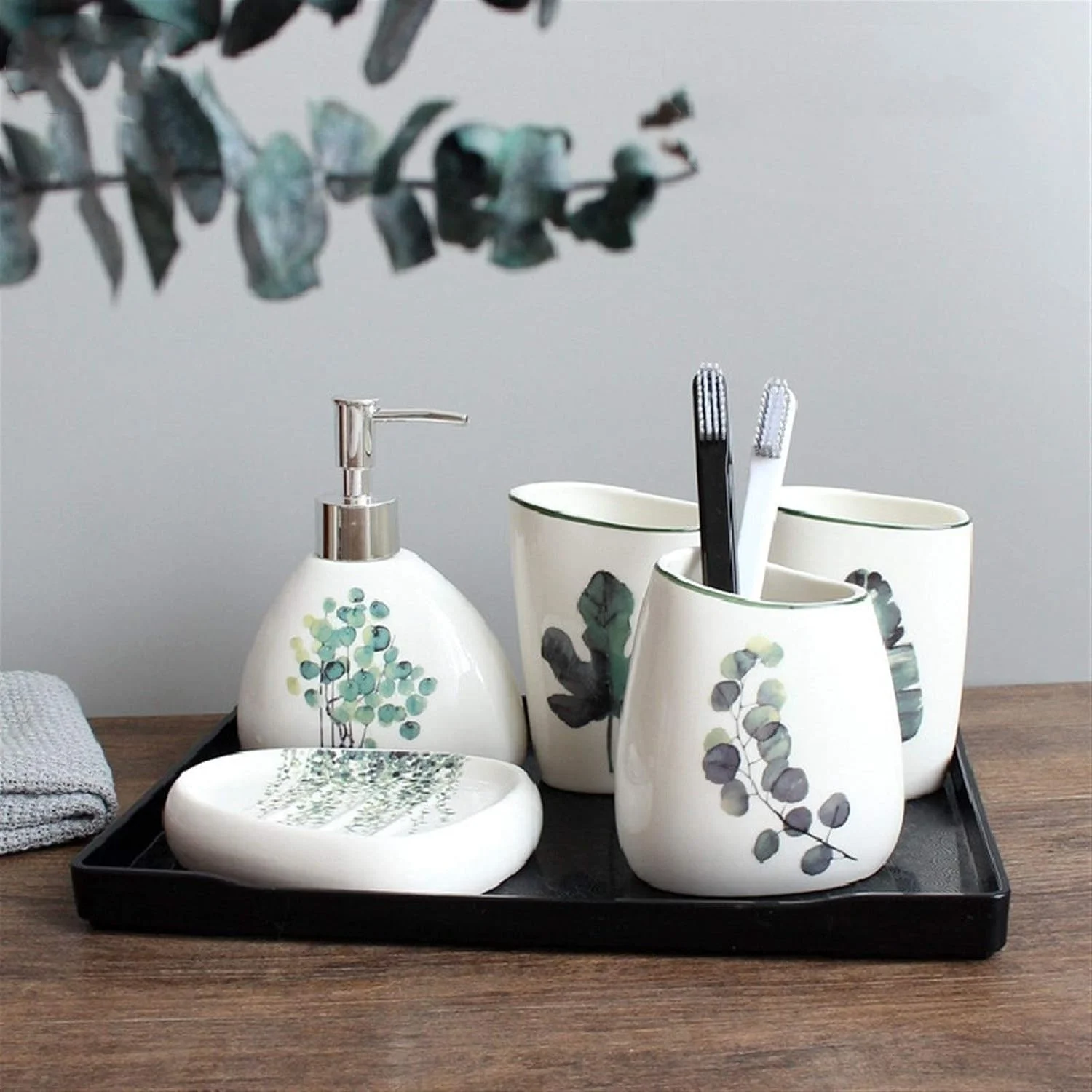 ست لوازم جانبی حمام، طرح برگ و گیاهان سبز، شامل جا مایع دستشویی سرامیکی، لیوان دهان شویه، جا مسواکی، جا صابونی، ست پنج تکه مناسب برای حمام هتل