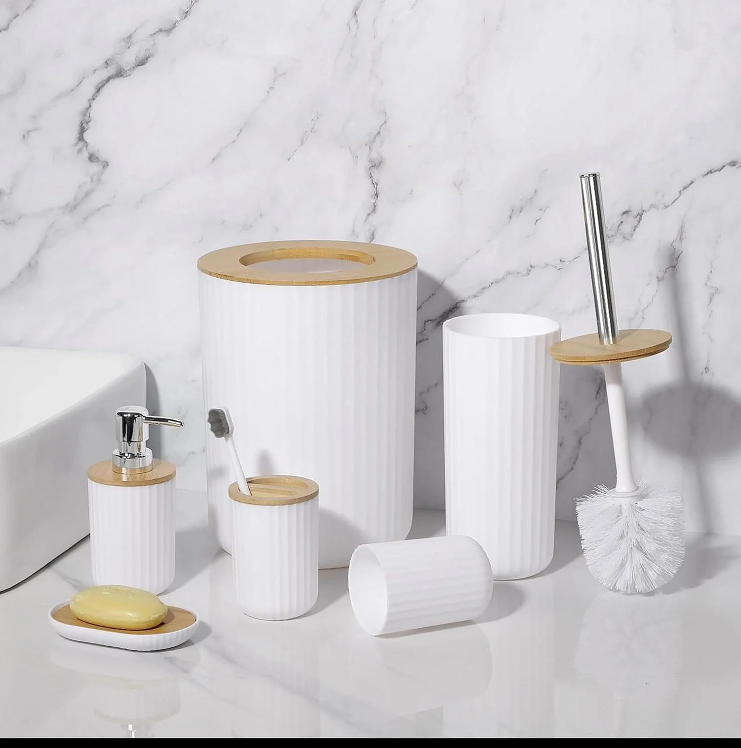 ست لوازم جانبی حمام ۶ تکه ZJ&Sons، شامل برس توالت، جا مایع صابون، جا مسواکی، لیوان، جا صابونی، سطل زباله (سفید R) ست لوازم جانبی حمام ۶ تکه ZJ&Sons، شامل برس توالت، جا مایع صابون، جا مسواکی، لیوان، جا صابونی، سطل زباله (سفید R)