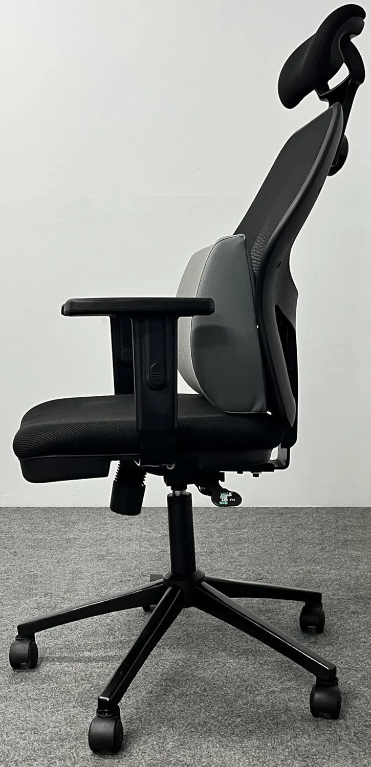 صندلی پشتی بلند با تکیه گاه سر، به همراه بالشتک برای پشتیبانی از کمر، فوم ارتجاعی بالا. صندلی پشتی بلند با تکیه گاه سر، به همراه بالشتک برای پشتیبانی از کمر، فوم ارتجاعی بالا.