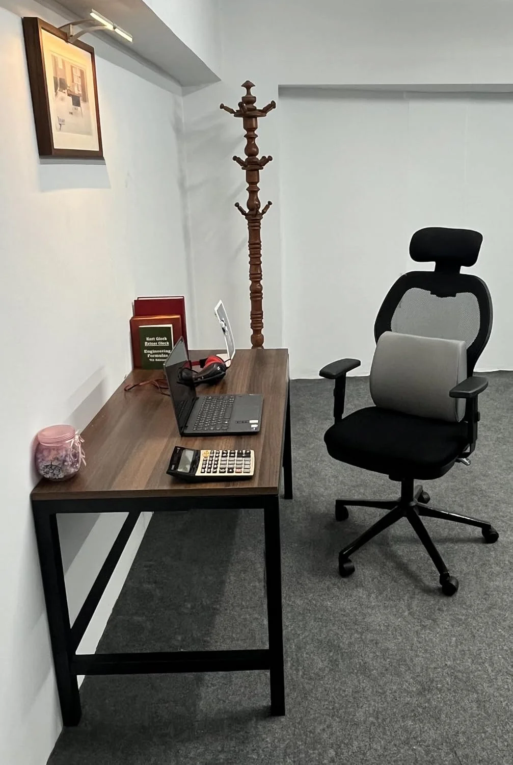 صندلی پشتی بلند با تکیه گاه سر، به همراه بالشتک برای پشتیبانی از کمر، فوم ارتجاعی بالا. صندلی پشتی بلند با تکیه گاه سر، به همراه بالشتک برای پشتیبانی از کمر، فوم ارتجاعی بالا.