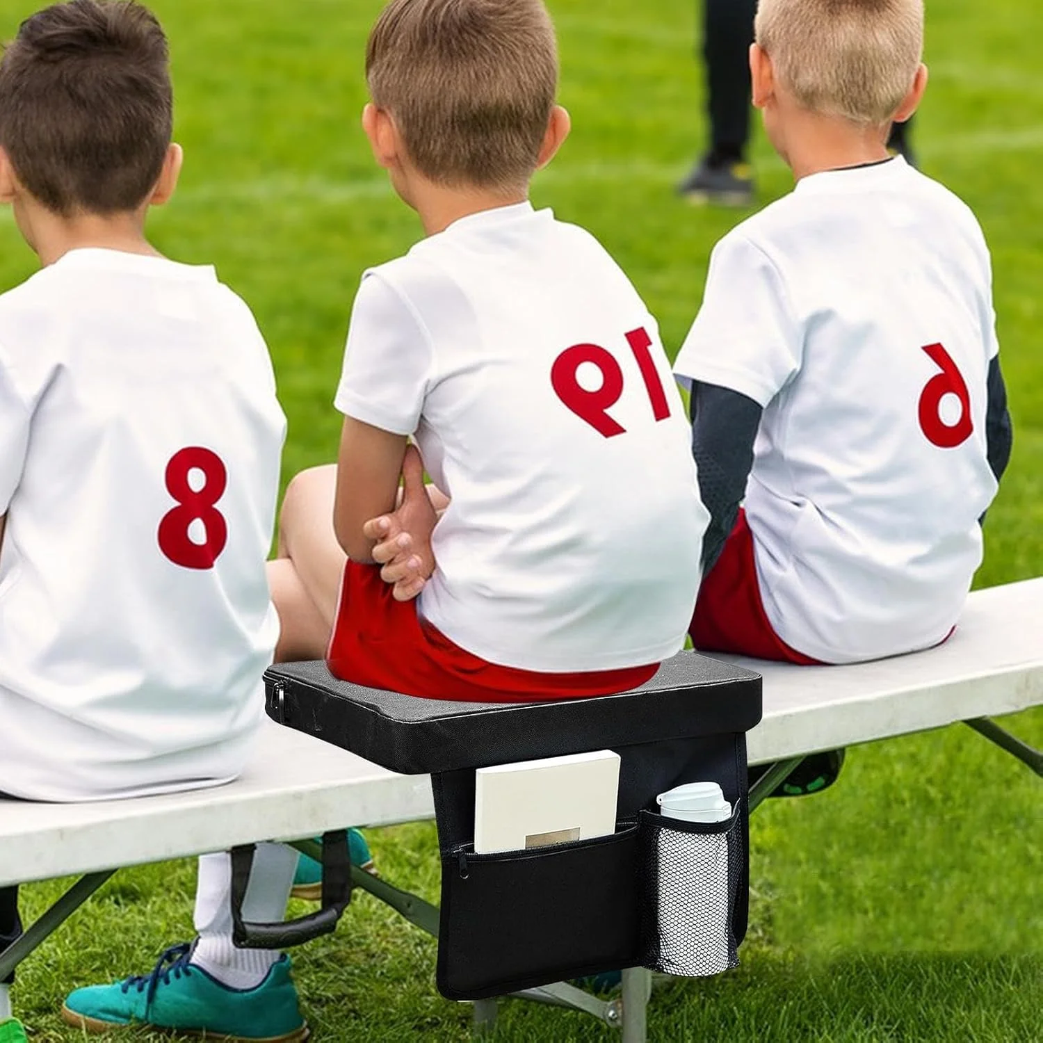 بالشتک صندلی برای سکوهای تماشاچی - صندلی تاشو و قابل حمل با بند و جیب برای کمپینگ، رویدادهای فضای باز، ورزش، مسافرت، ماهیگیری، ساحل و پیک نیک بالشتک صندلی برای سکوهای تماشاچی - صندلی تاشو و قابل حمل با بند و جیب برای کمپینگ، رویدادهای فضای باز، ورزش، مسافرت، ماهیگیری، ساحل و پیک نیک