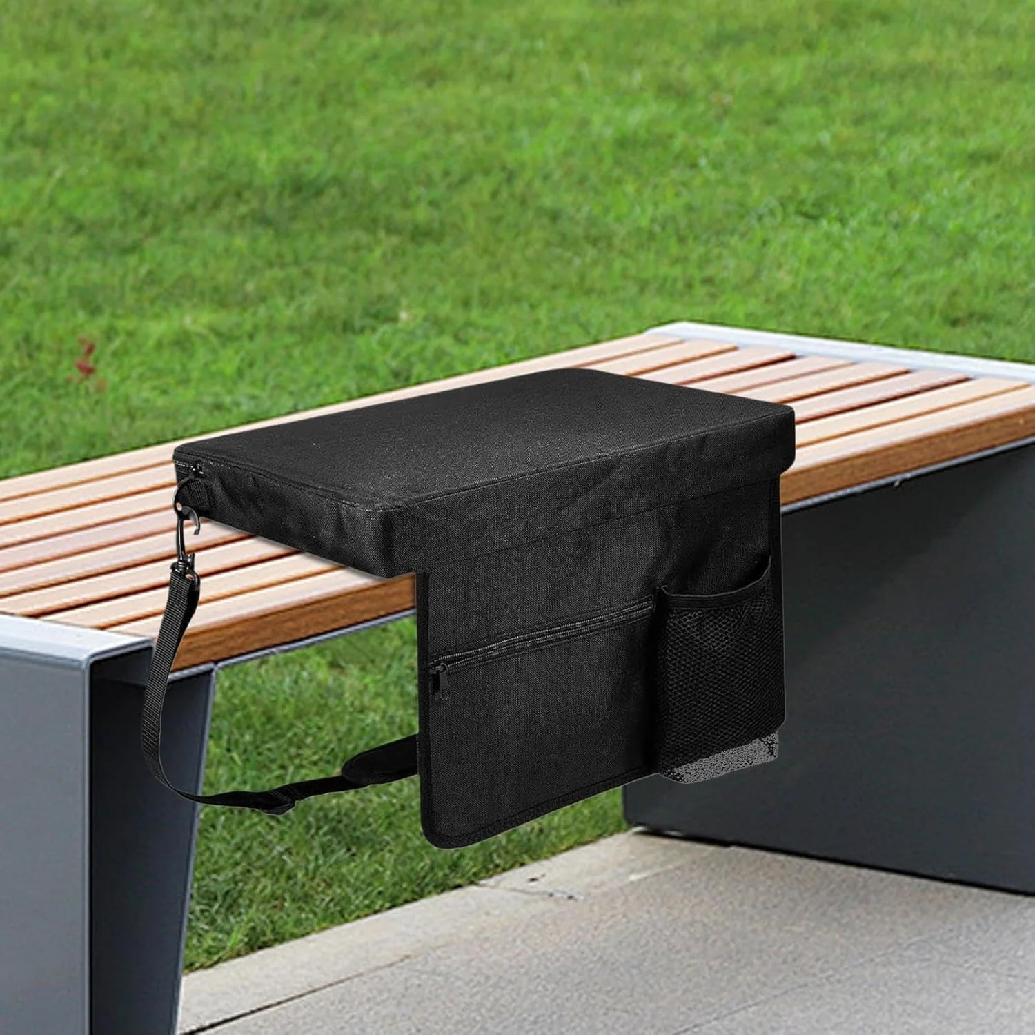 بالشتک صندلی استادیوم - پد صندلی تاشو قابل حمل - پد صندلی با نگهدارنده فنجان برای پیاده روی، شکار، رویدادها، مسافرت و کوله گردی در فضای باز بالشتک صندلی استادیوم - پد صندلی تاشو قابل حمل - پد صندلی با نگهدارنده فنجان برای پیاده روی، شکار، رویدادها، مسافرت و کوله گردی در فضای باز