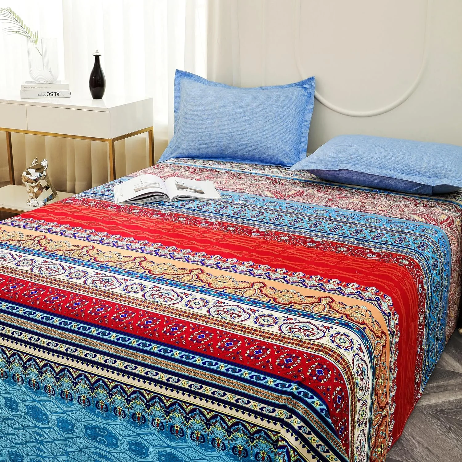 ملحفه دو نفره استوری@هوم، 240 نخ، ملحفه تخت میکروفایبر به همراه دو روبالشی، ملحفه فوق العاده نرم برای تخت دو نفره | طرح سنتی (225 x 250 سانتی متر، آبی روشن و قرمز)