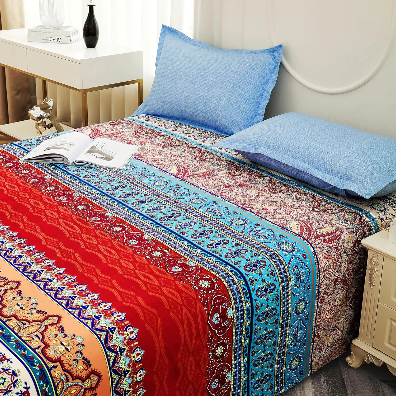 ملحفه دو نفره استوری@هوم، 240 نخ، ملحفه تخت میکروفایبر به همراه دو روبالشی، ملحفه فوق العاده نرم برای تخت دو نفره | طرح سنتی (225 x 250 سانتی متر، آبی روشن و قرمز)