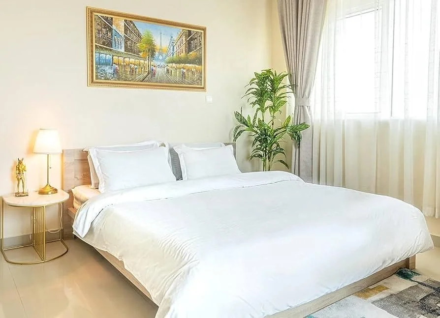 ست ملحفه تخت پنبه ای سفید با روبالشی، راه راه ساتن، بستن پاکتی، دوخت ظریف، سایز کینگ ست ملحفه تخت پنبه ای سفید با روبالشی، راه راه ساتن، بستن پاکتی، دوخت ظریف، سایز کینگ