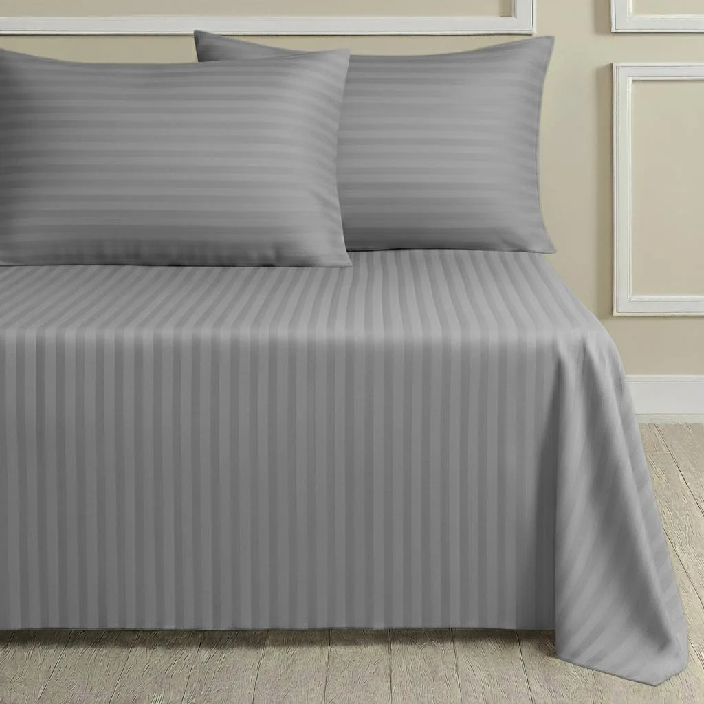 ست ملحفه تخت خواب یک نفره فابین با 2 روبالشی 50×75 سانتی متر، 100% میکروفایبر ساتن، ملحفه تخت خواب 240×260 سانتی متر، طرح راه راه 1 سانتی متری، نرم، مناسب هتل ها و منزل (خاکستری دودی)