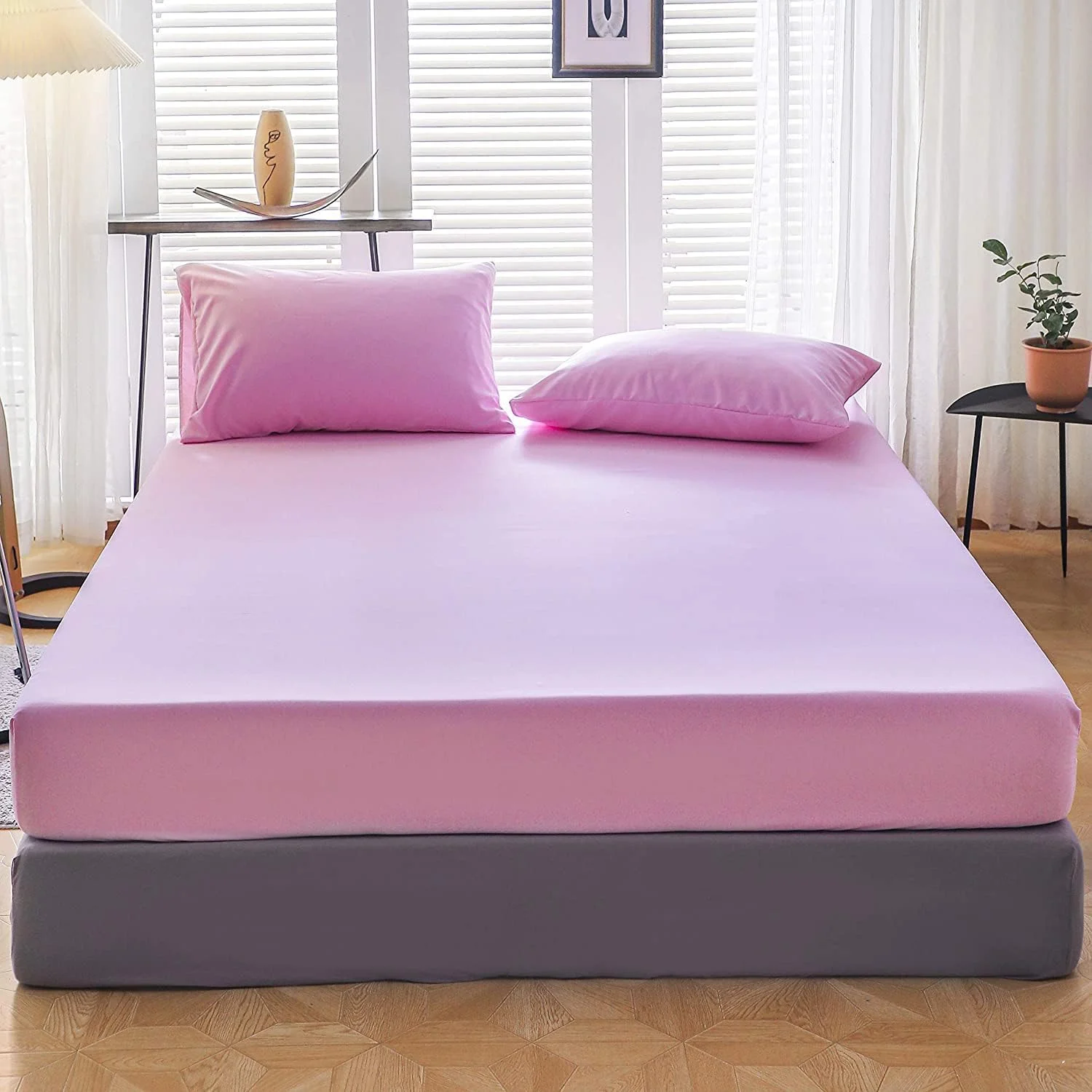 ست ملحفه کش دار سه تکه شامل 1 ملحفه کش دار 180X200 سانتی متر و 2 روبالشی 50X75 سانتی متر. ملحفه تخت خواب هتلی (صورتی)