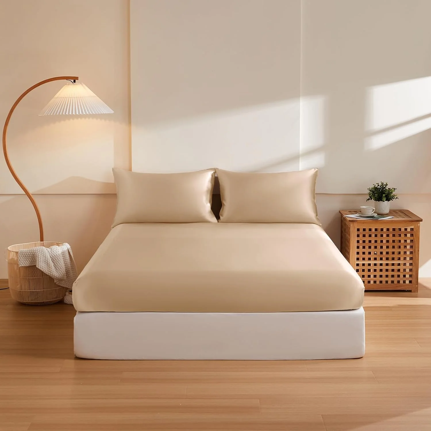 ملحفه کش‌دار ساتن ابریشمی سایز کویین، 153x203 سانتی‌متر با لبه 36 سانتی‌متری، ملحفه‌های زیرین تخت خواب تکی نرم و عمیق که جداگانه به فروش می‌رسند، بدون چروک، بدون رنگ رفتگی، تنفس پذیر، کاملا کشسان - شامپاین